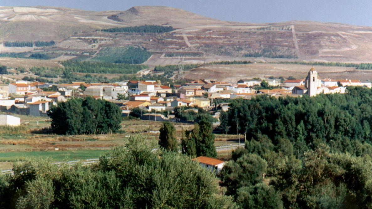 ussaramanna panorama Riunione straordinaria del Consiglio davanti a una chiesa campestre