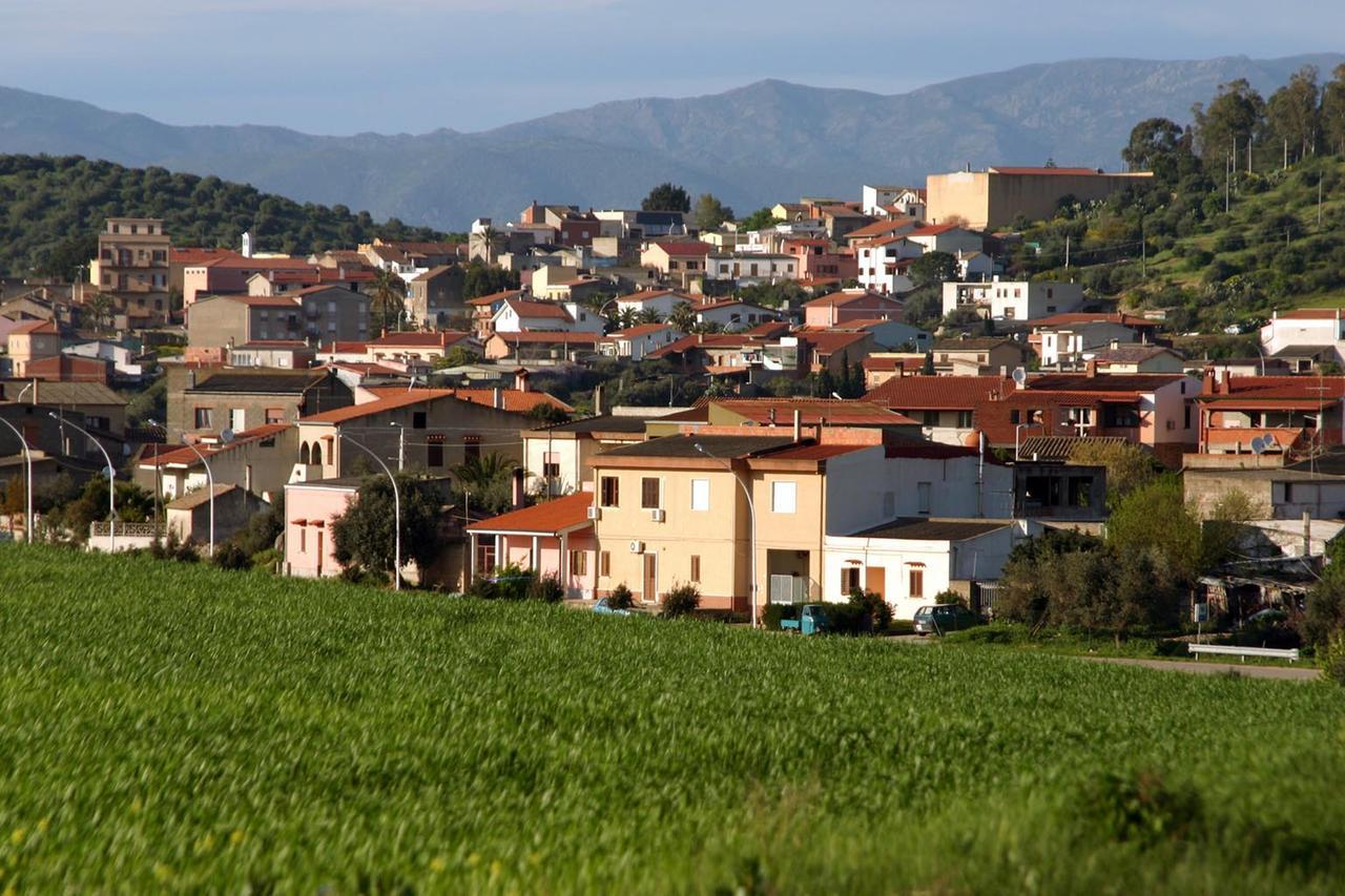 Veduta del paese  Uno scorcio di Santadi paese a vocazione agricola che punta al turismo per una ripresa economica
