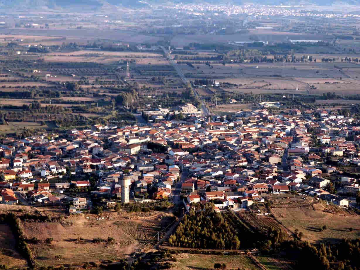 VILLAMASSARGIA VISTA DALLA COLLINA DI MONTEXIUna veduta panoramica del paese
