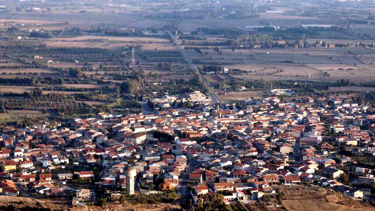 VILLAMASSARGIA VISTA DALLA COLLINA DI MONTEXIUna veduta panoramica del paese