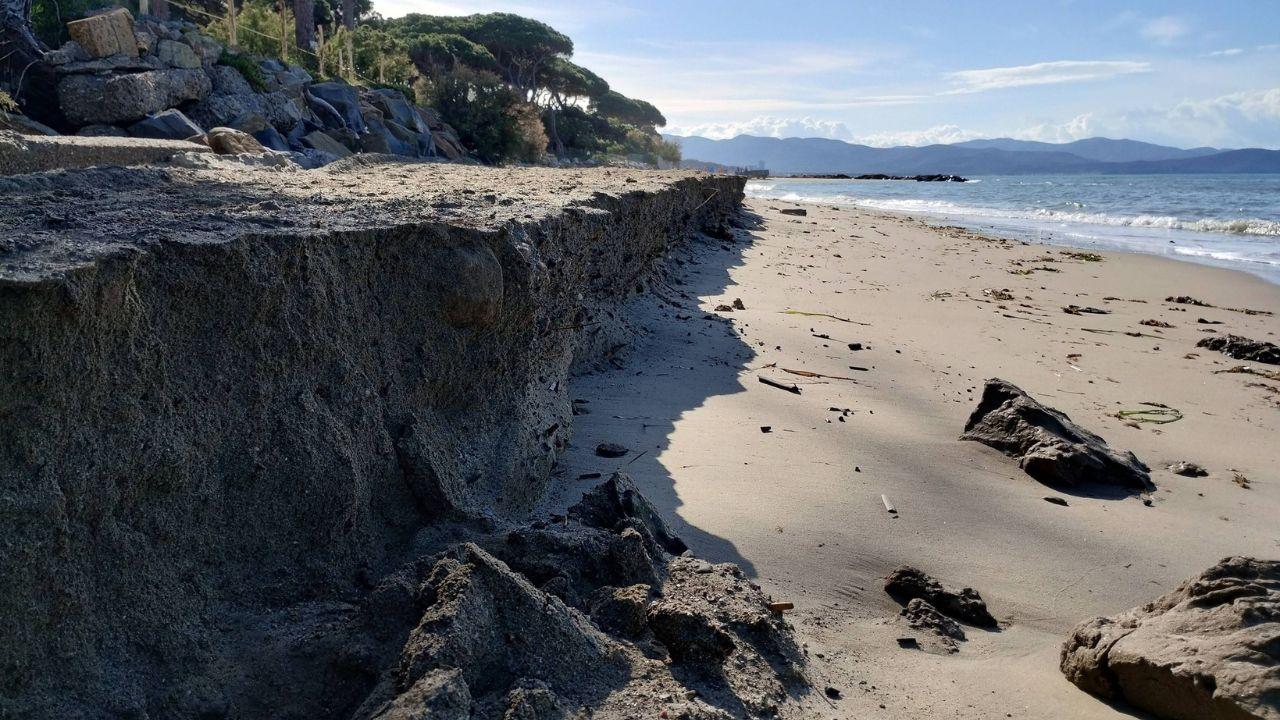 Lo “scalino” creato sulla spiaggia dalle mareggiate (foto dal gruppo “I nostalgici di Torre Mozza”)