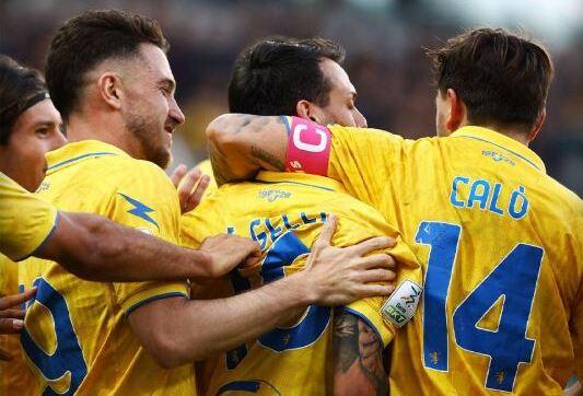 Festeggiato dai compagni (foto Frosinone calcio)
