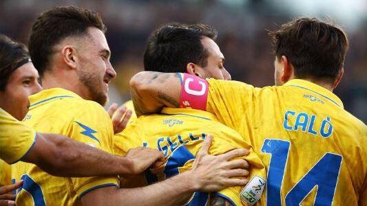Festeggiato dai compagni (foto Frosinone calcio)