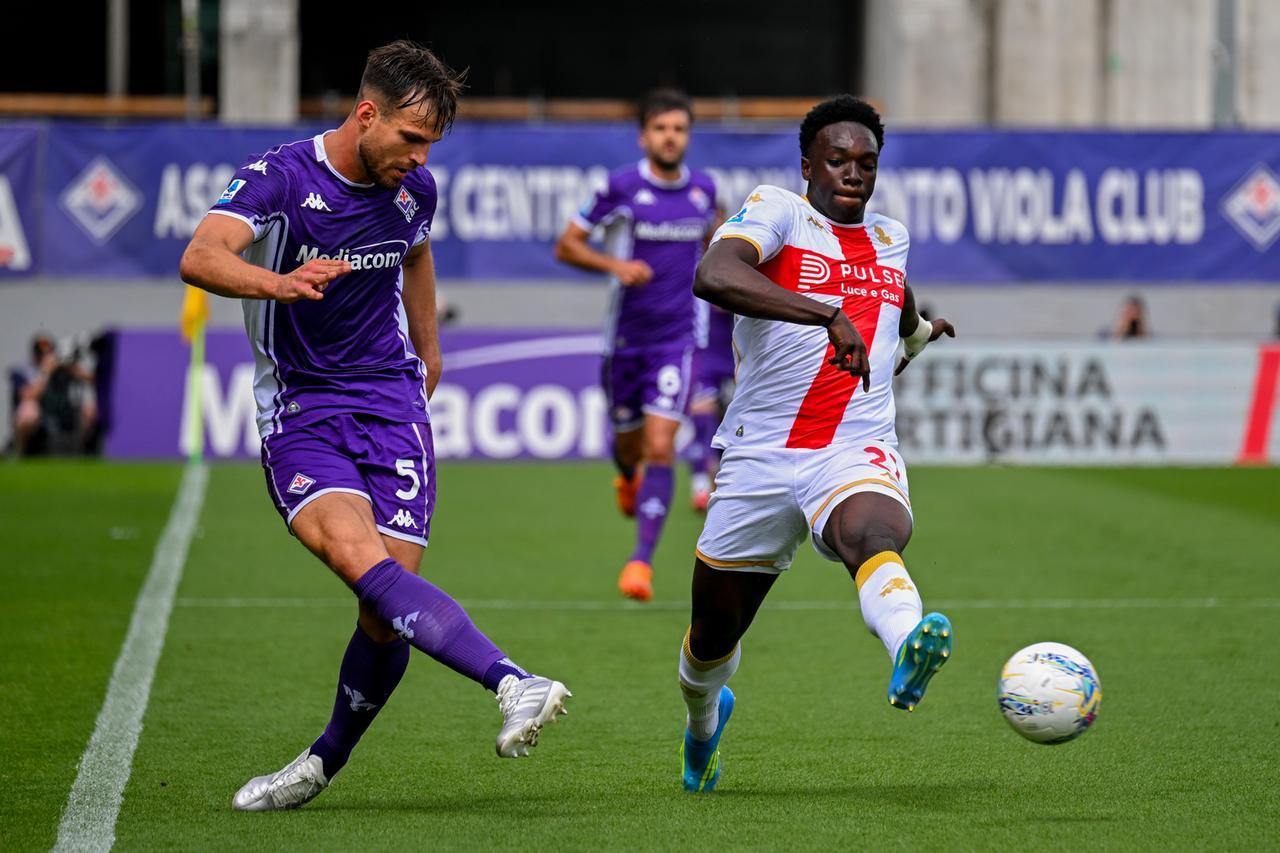 Cremonese-Pisa 3-0, Fiorentina-Genoa 0-0: i nerazzurri chiudono in 9 uomini e crollano. Ai viola basta un punto per la salvezza matematica