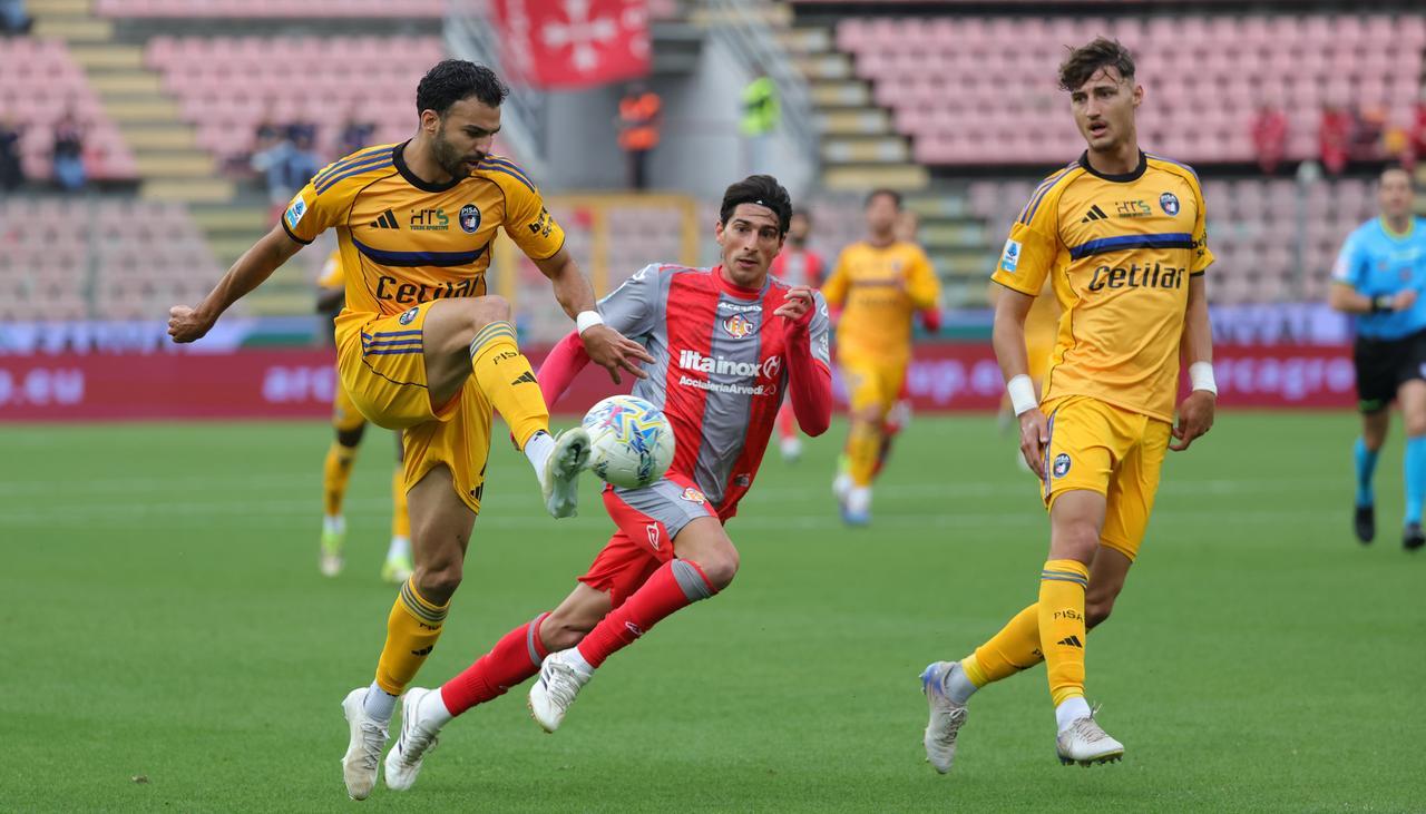 Cremonese-Pisa 3-0, Fiorentina-Genoa 0-0: i nerazzurri chiudono in 9. Viola salvi – Finale