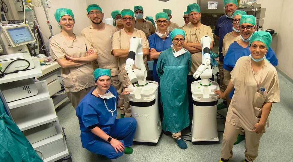 
	L&rsquo;&eacute;quipe della Chirurgia toracica dell&rsquo;ospedale di Livorno dopo aver eseguito un intervento chirurgico con il robot &ldquo;Versius Plus&rdquo;


