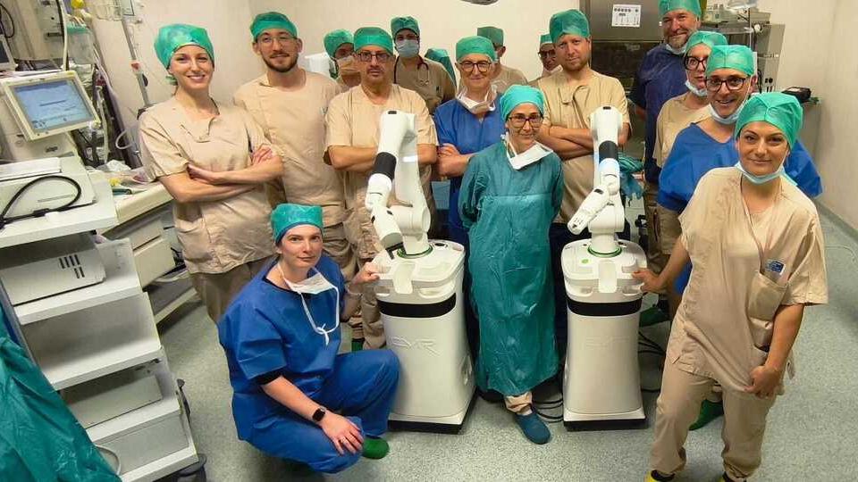 L’équipe della Chirurgia toracica dell’ospedale di Livorno dopo aver eseguito un intervento chirurgico con il robot “Versius Plus”