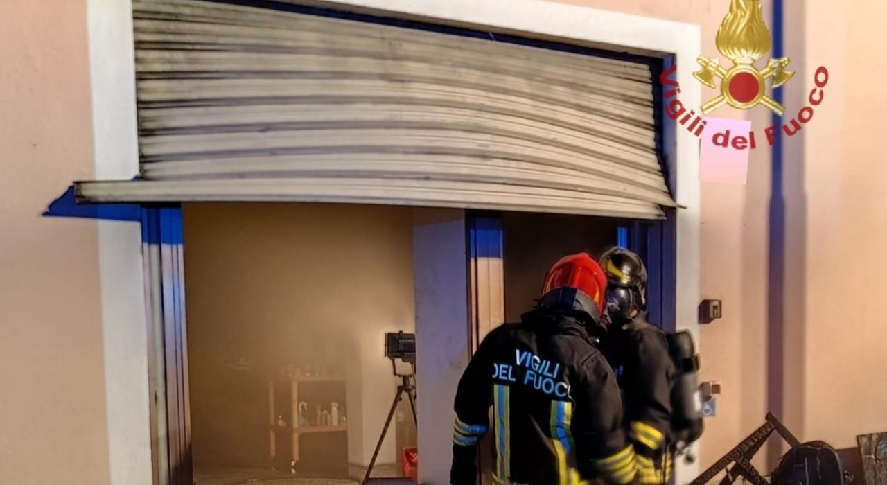 Bottega d’arte e antiquariato distrutta dalle fiamme: i danni sono ingenti
