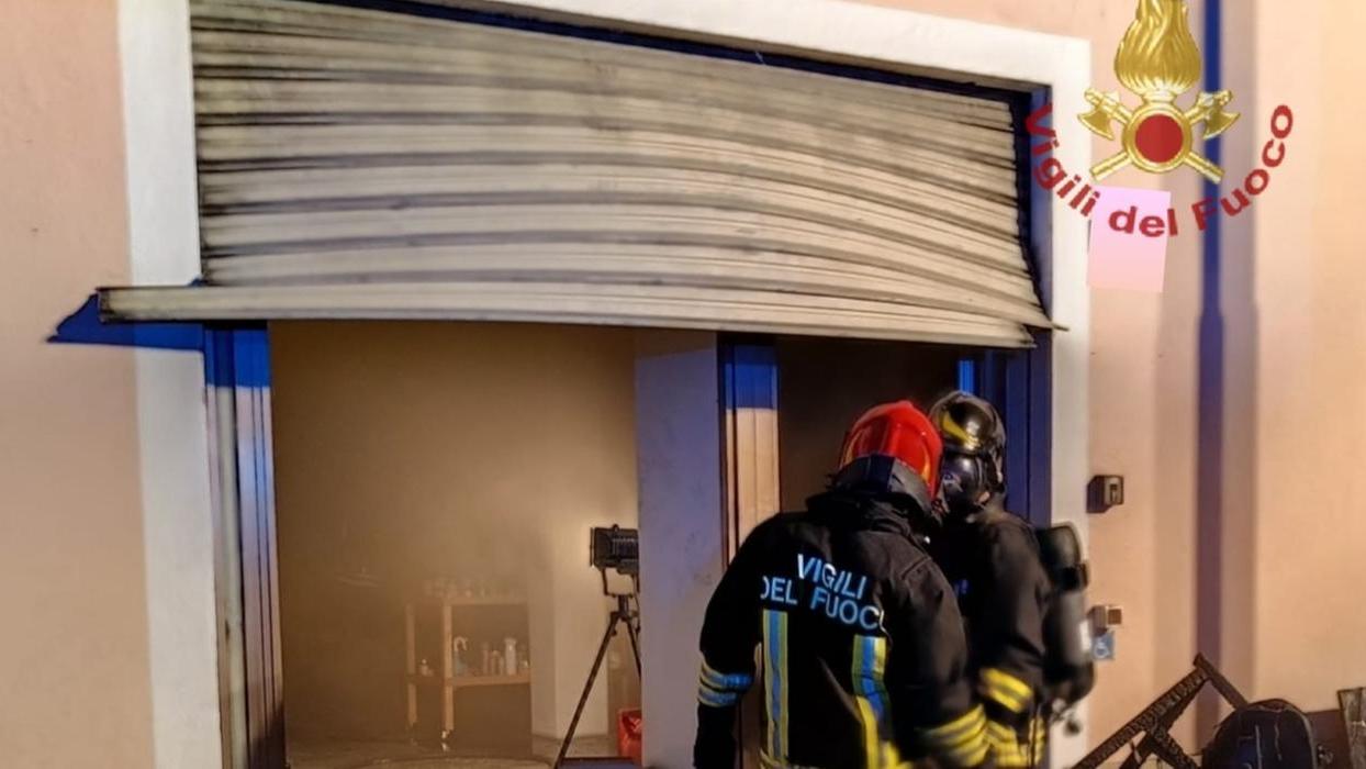 Bottega d’arte e antiquariato distrutta dalle fiamme: i danni sono ingenti