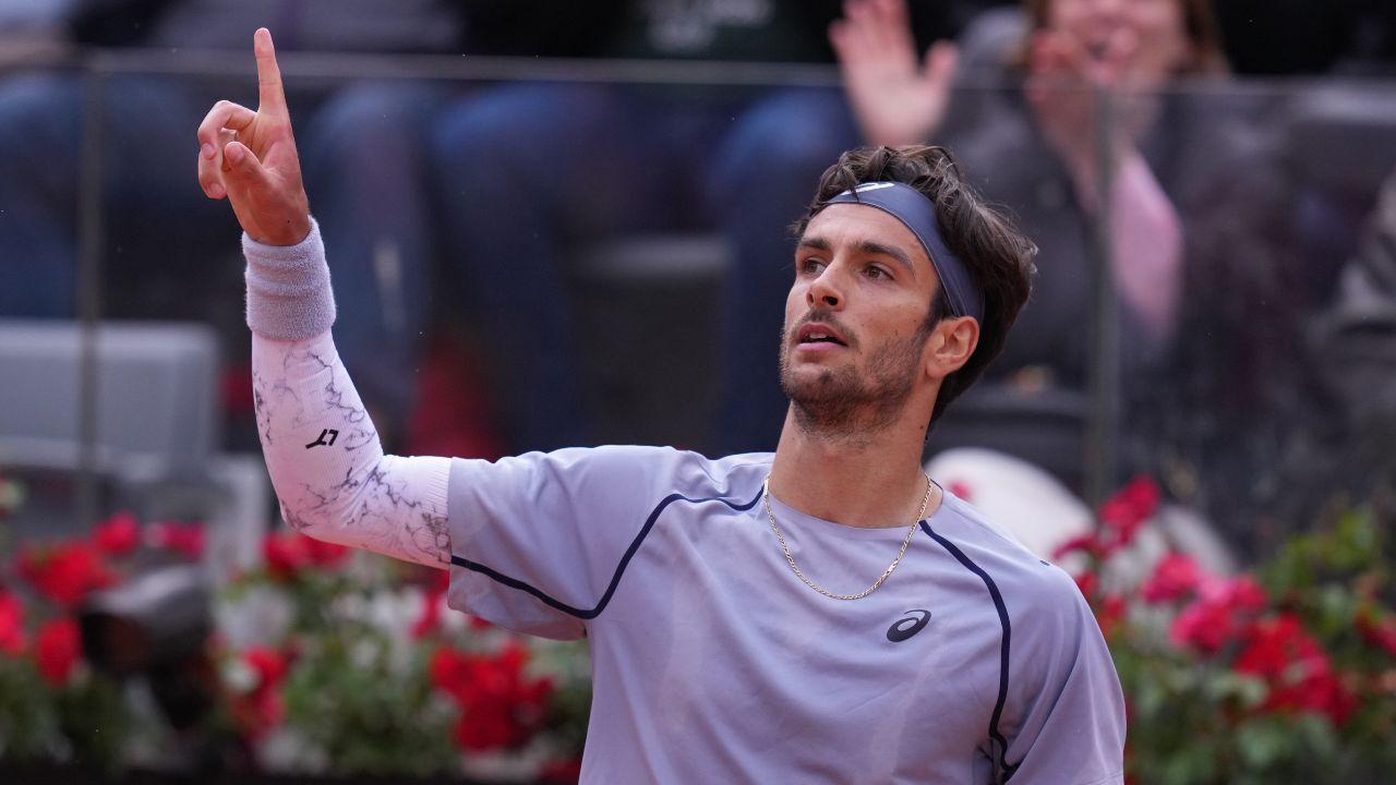 Internazionali, Lorenzo Musetti agli ottavi di finale: soffre ma vince con Cerundolo