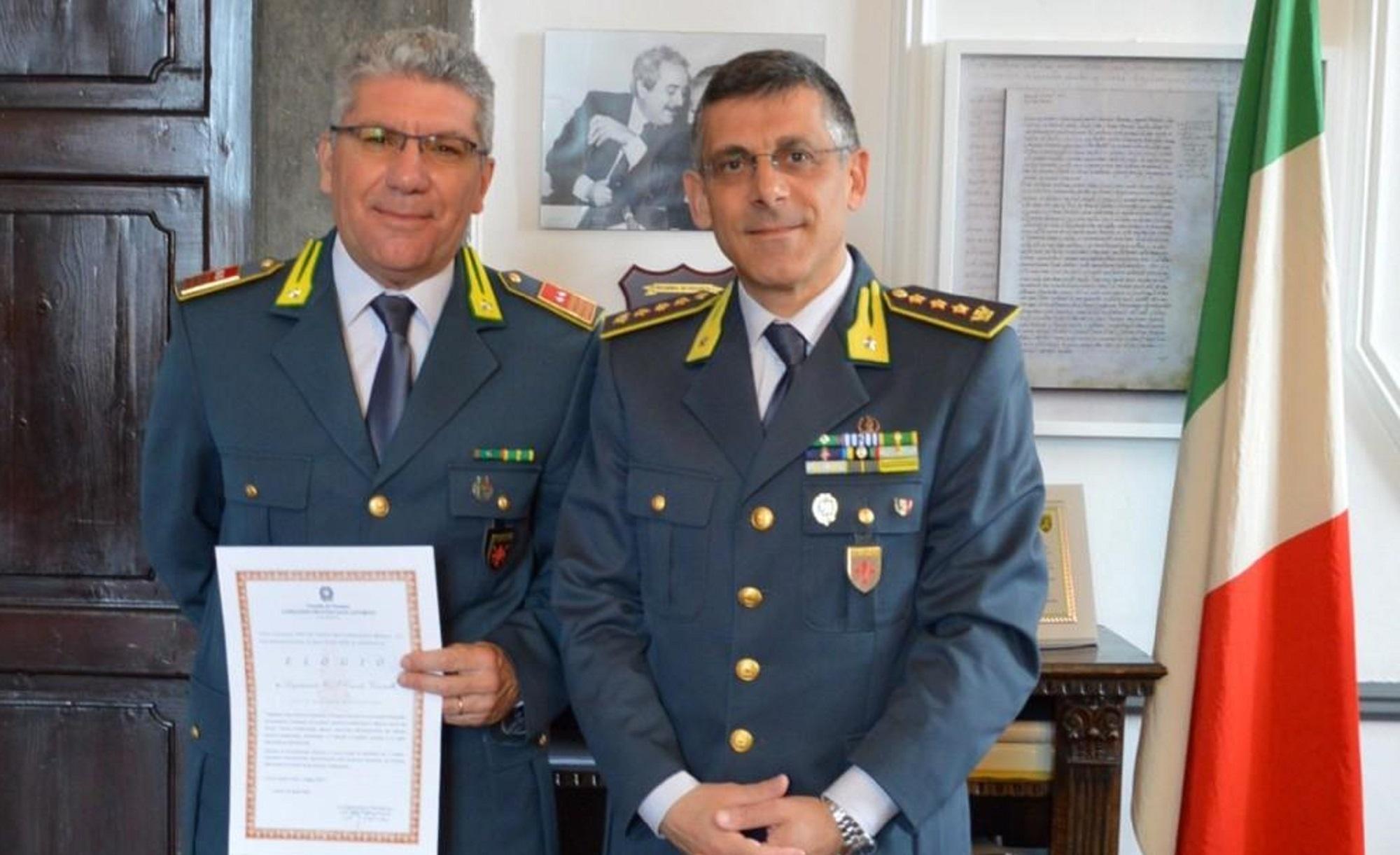 Il luogotenente Ernesto Ceccarelli con il comandante provinciale della finanza, il colonnello Gianluca Forcina