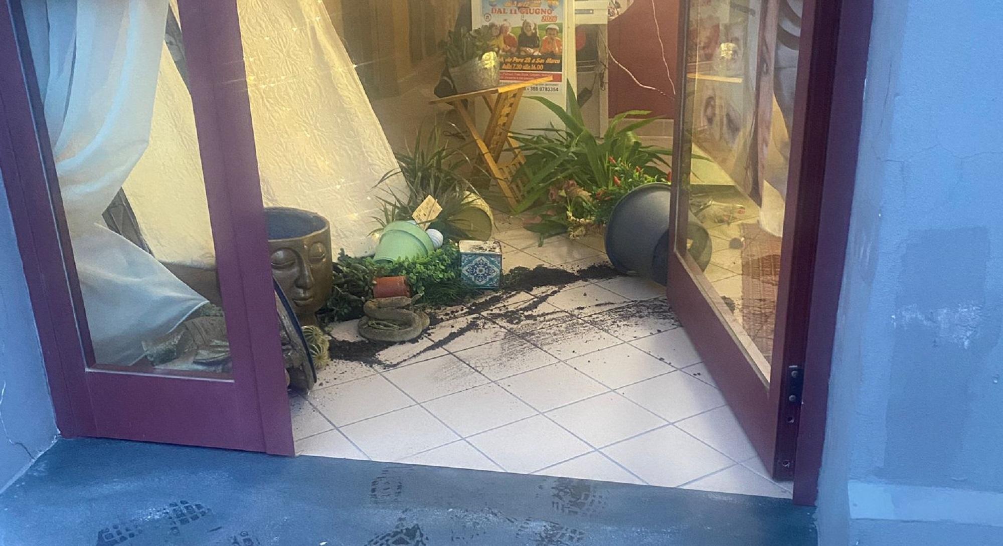 I segni del passaggio dei ladri nel salone di bellezza