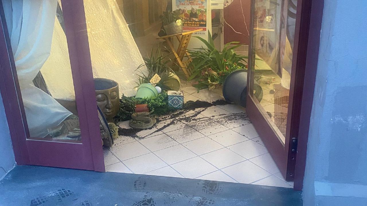 I segni del passaggio dei ladri nel salone di bellezza