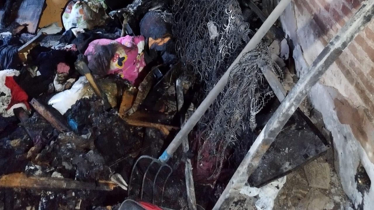 Le masserizie accumulate carbonizzate nell'appartamento