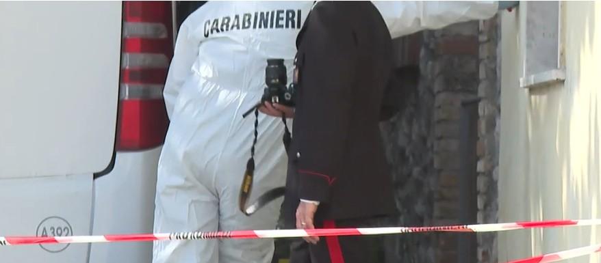 Sale sul bus e aggredisce la moglie con un martello: è caccia al marito