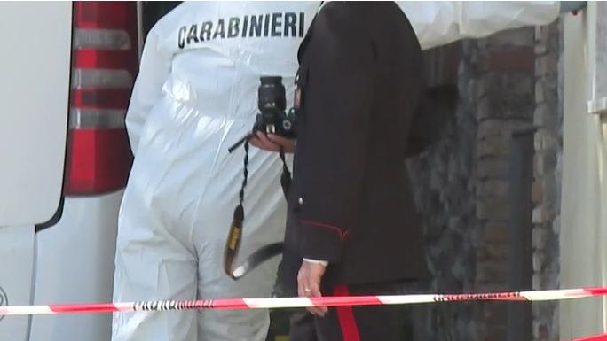 Sale sul bus e aggredisce la moglie con un martello: è caccia al marito