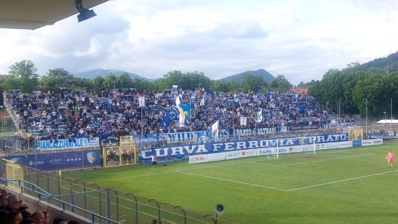 
	La curva del Prato nel derby col Siena


