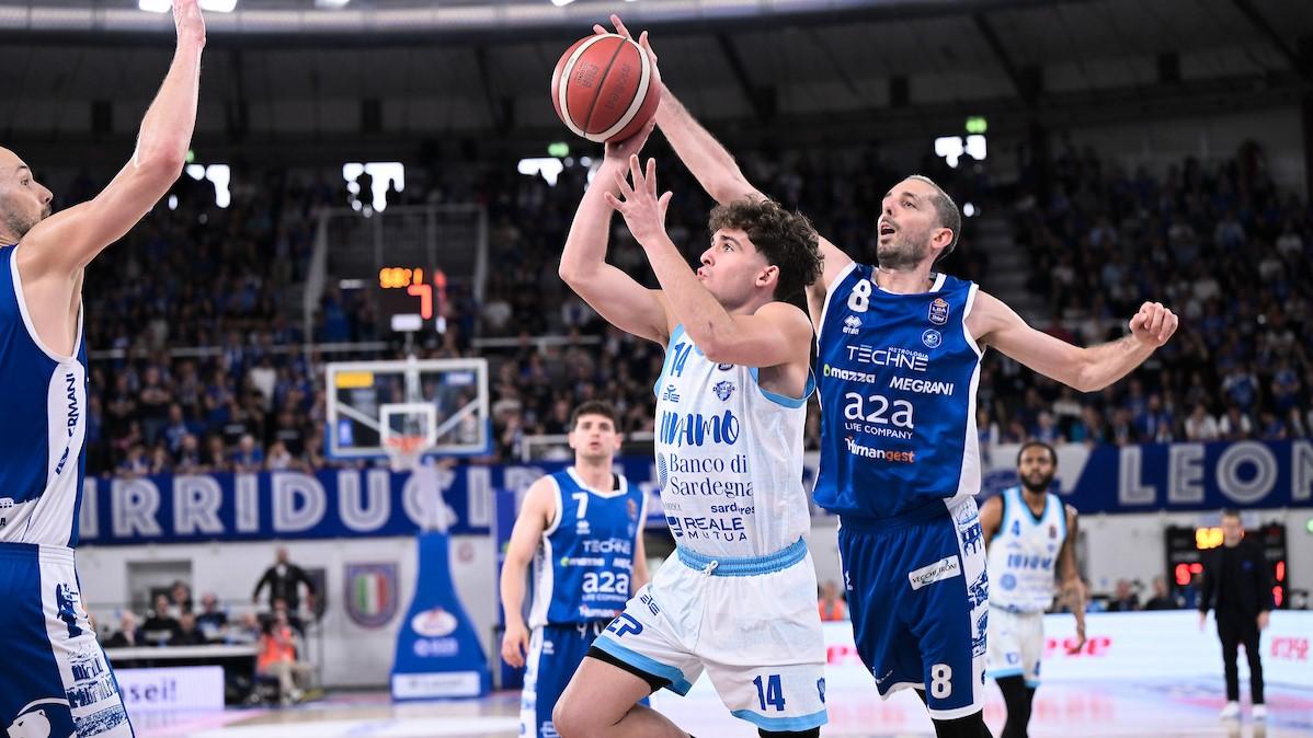 
	<strong>Enrico Casu</strong> (maglia bianca) contro<strong> Amedeo Della Valle</strong>

