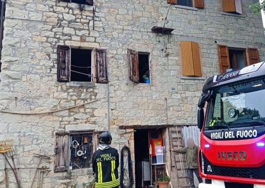 Rogo in un appartamento a Verica di Pavullo: il proprietario ha inalato fumo