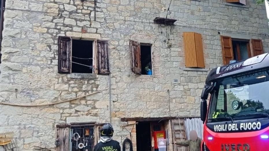 Rogo in un appartamento a Verica di Pavullo: il proprietario ha inalato fumo