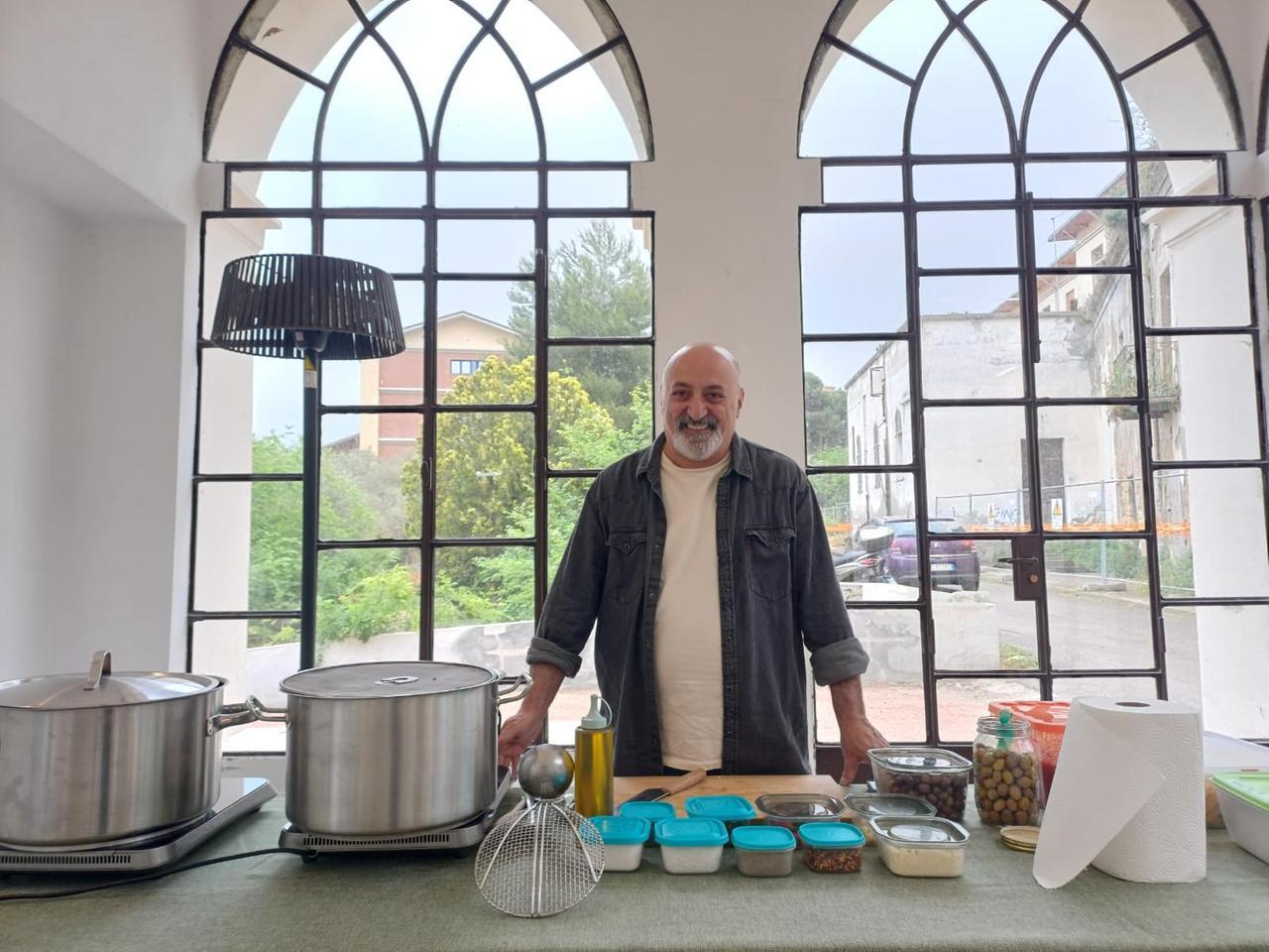 La star della tv Luca Pappagallo a Sassari: «La cucina sarda è affascinante, vado matto per la ricotta mustia di Osilo»