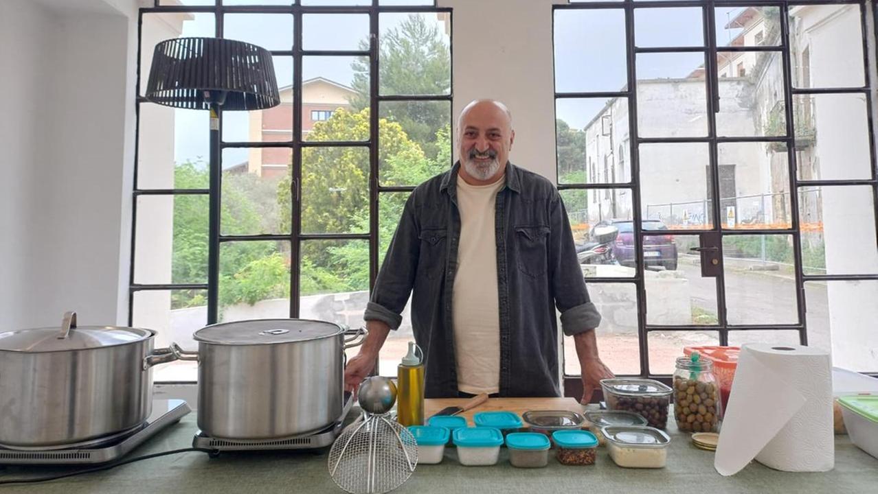 Luca Pappagallo cuciniere e star della tv nell'ex colonia campestre a Sassari durante la presentazione del suo libro