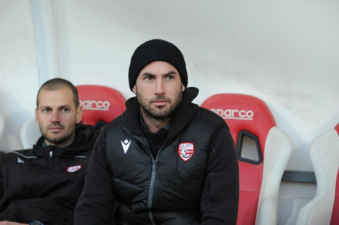 
	L'allenatore Stefano Cassani sulla panchina del Carpi

