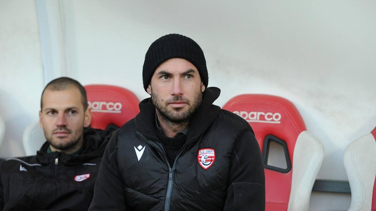 L'allenatore Stefano Cassani sulla panchina del Carpi