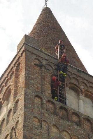 I vigili del fuoco scalano il campanile