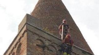 I vigili del fuoco scalano il campanile