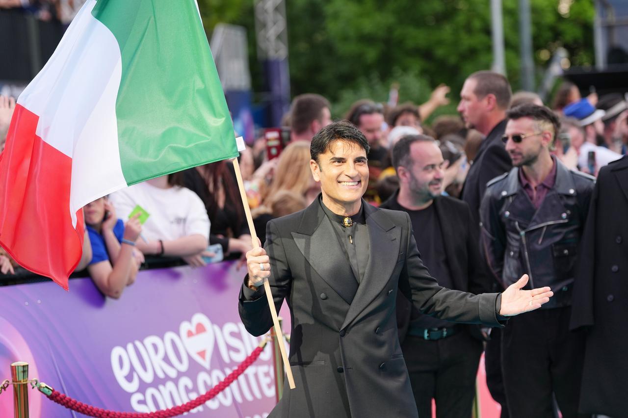 
	L'arrivo di Sal da Vinci a Vienna per l'Eurovision contest

