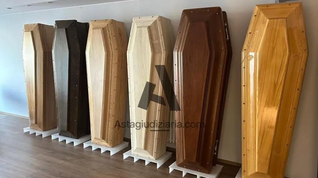 Onoranze funebri in liquidazione: anche 12 bare all'asta