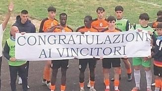 Il Buddusò retrocede ma è campione di fair play: applausi e striscione per i vincitori