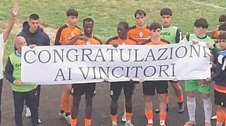 Il Buddusò retrocede ma è campione di fair play: applausi e striscione per i vincitori