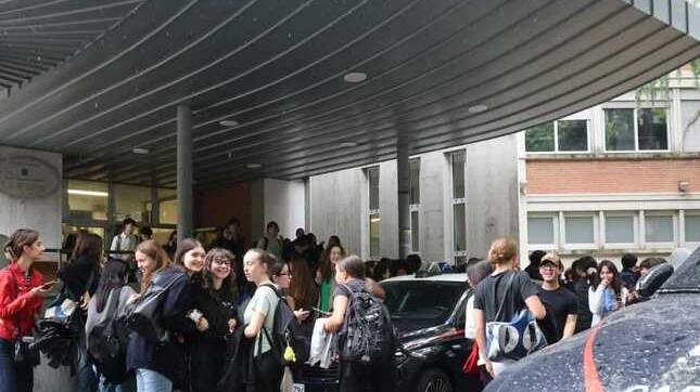 Allarme bomba al Muratori Il preside: «Un gesto ingenuo Non voleva generare pericolo Scatteranno provvedimenti»
