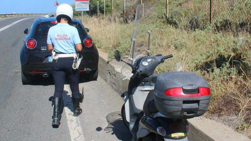 Un agente della locale durante i controlli sul Romito (Foto d’archivio)