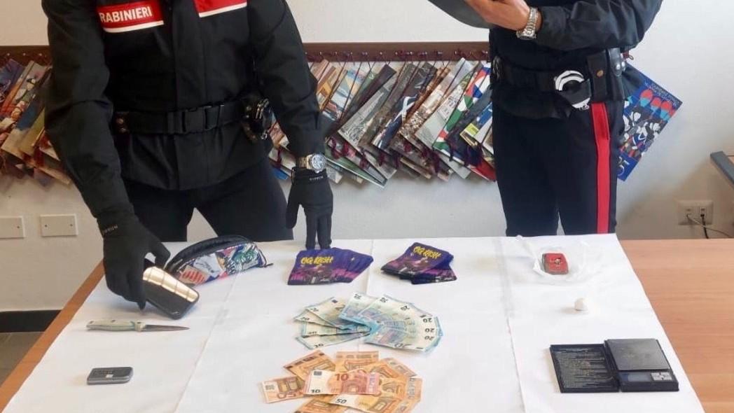 Le dosi di droga nei distributori automatici di bevande, arrestato un 19enne, altri quattro indagati – L’operazione