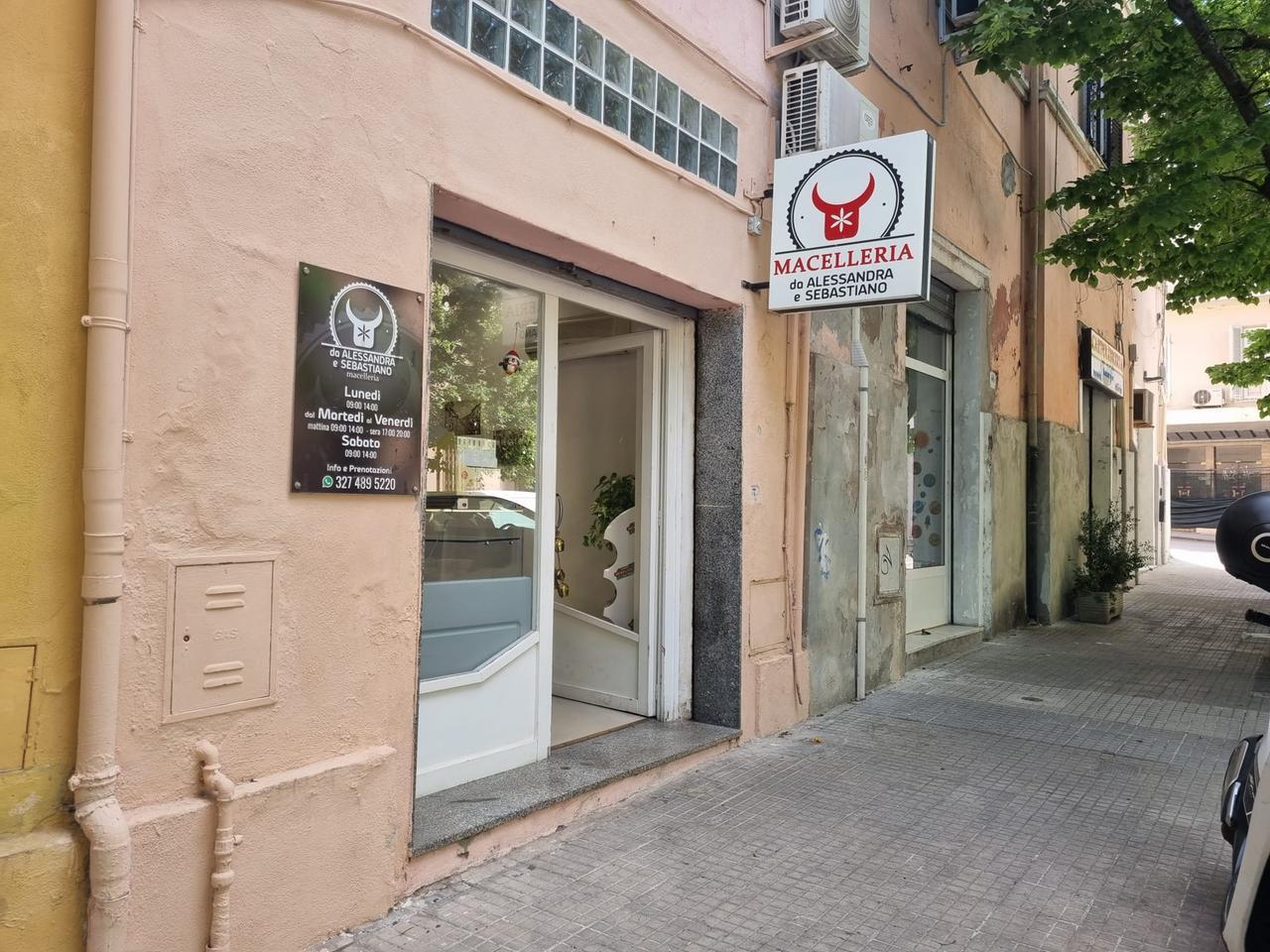 Un altro furto notturno con spaccata nel centro di Sassari: nel mirino una macelleria