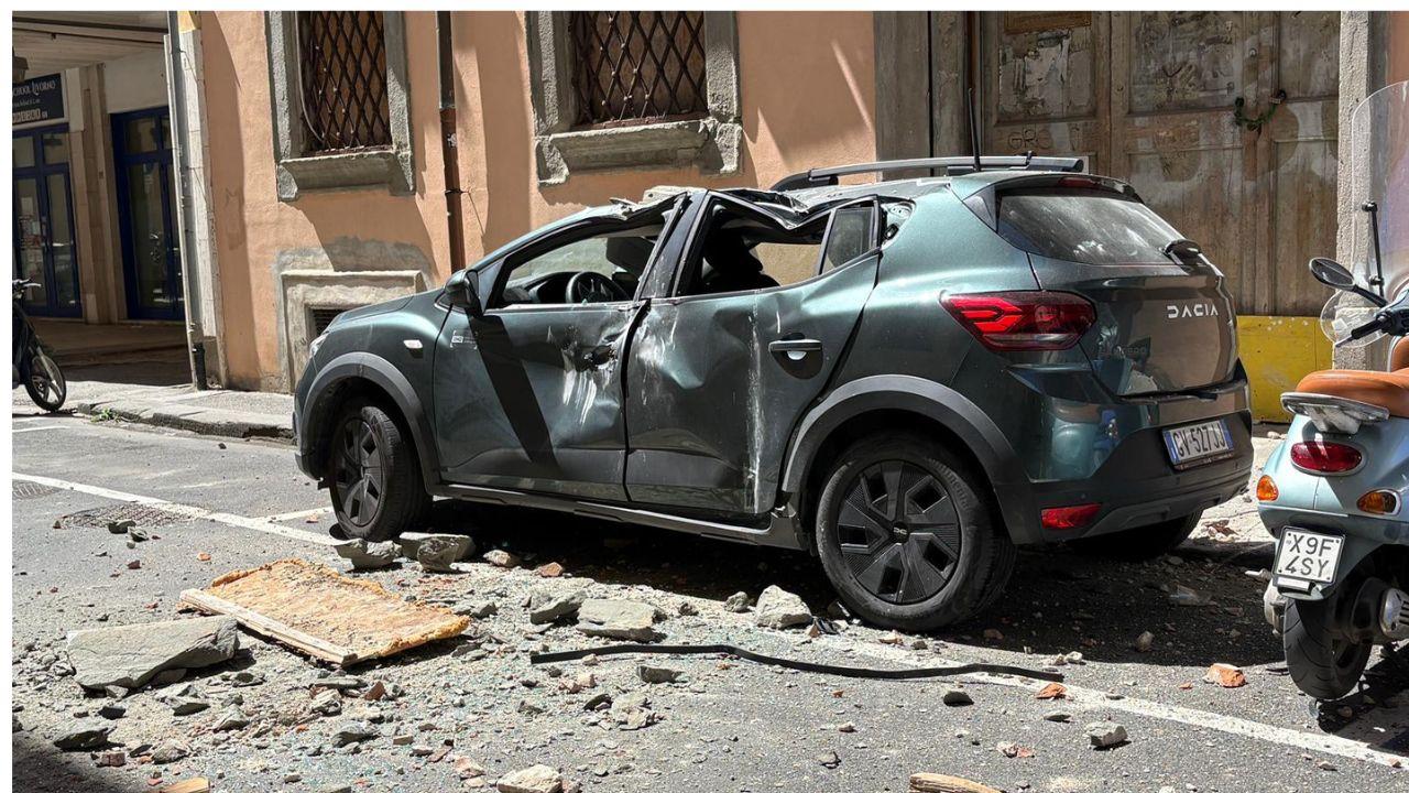 Le macerie sopra le auto (Foto Stick)