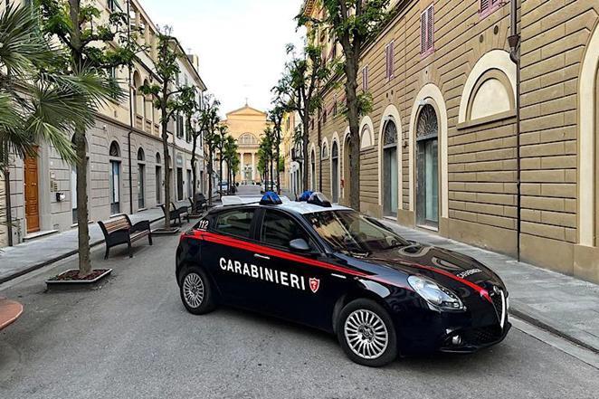 Pontedera, dipendente sorpreso a rubare nel deposito merci: arrestato