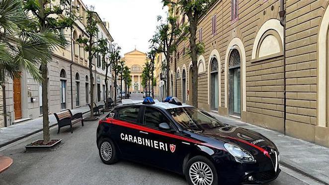 Pontedera, dipendente sorpreso a rubare nel deposito merci: arrestato