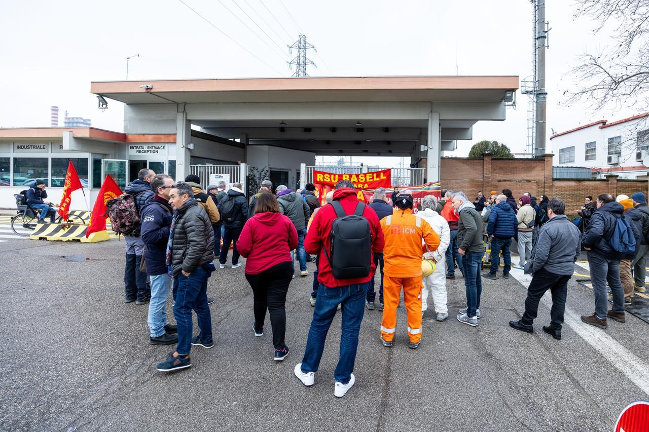 Versalis annuncia trenta esuberi a Ferrara: scatta la protesta sindacale