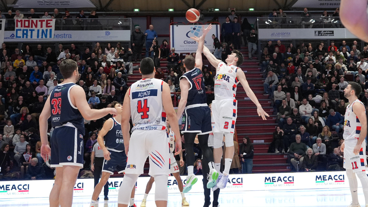 La palla a due dell'ultimo derby