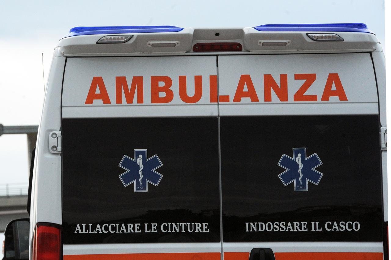 Tragedia sul lavoro, un operaio batte la testa e muore