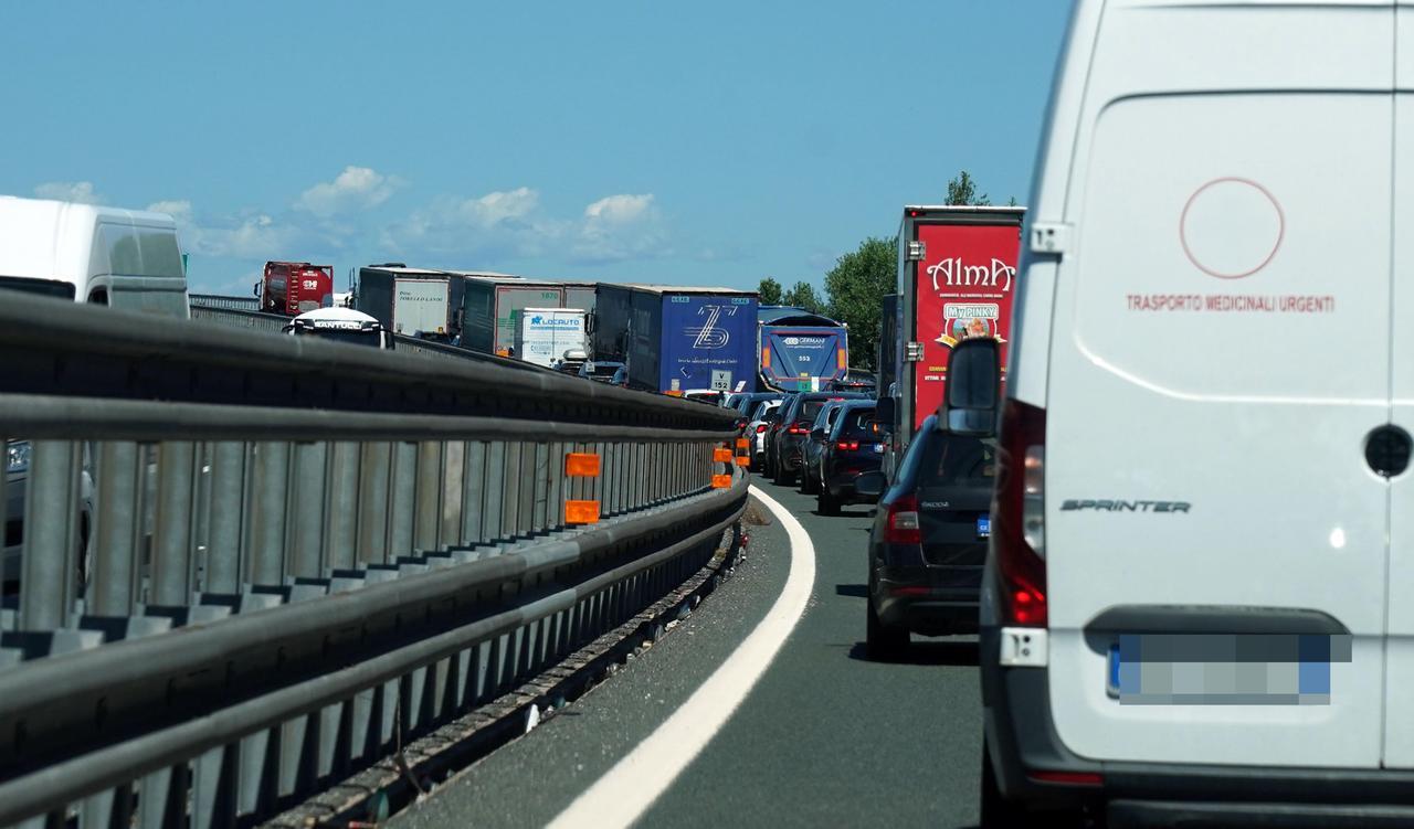 Autostrada A1, incidente fra 4 camion: chiuso il tratto in direzione Firenze – I percorsi alternativi