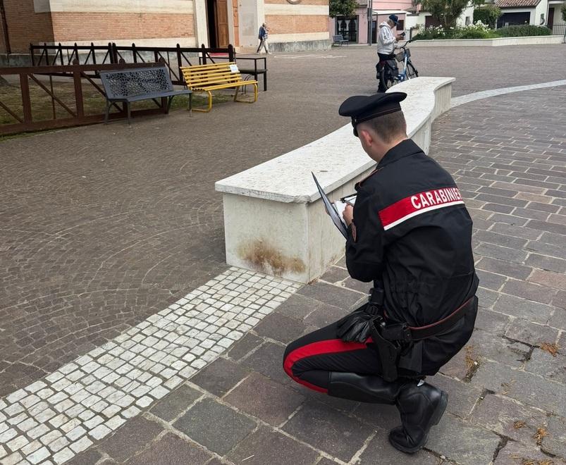 Portomaggiore, ruba una bici e danneggia una panchina: denunciato