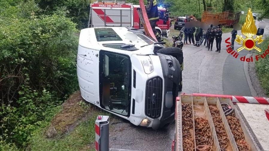 Bagni di Lucca, pulmino scolastico fuori strada