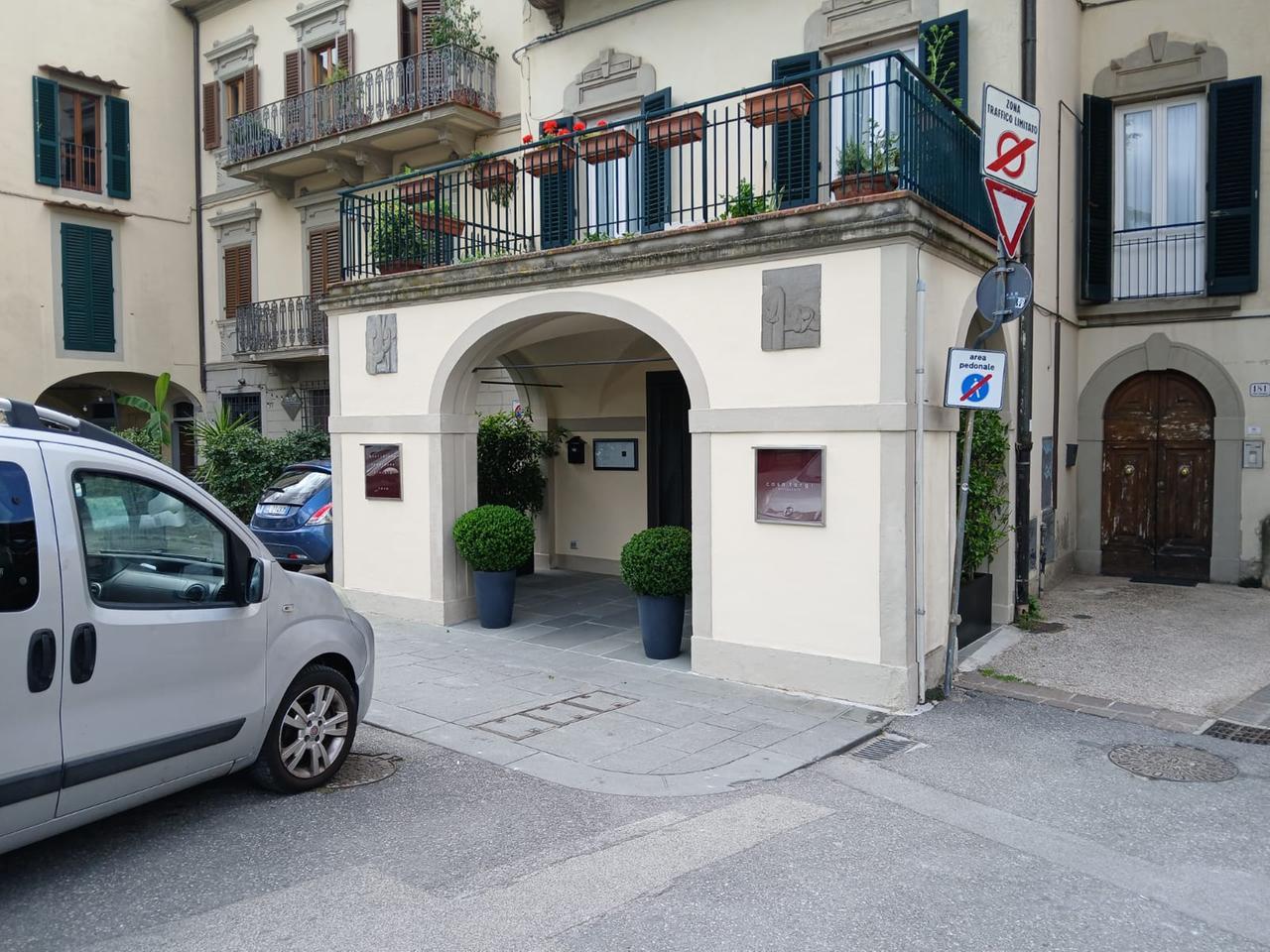 Prato, cameriere accoltellato al cuore da un sedicenne: cosa è successo in quei minuti di terrore