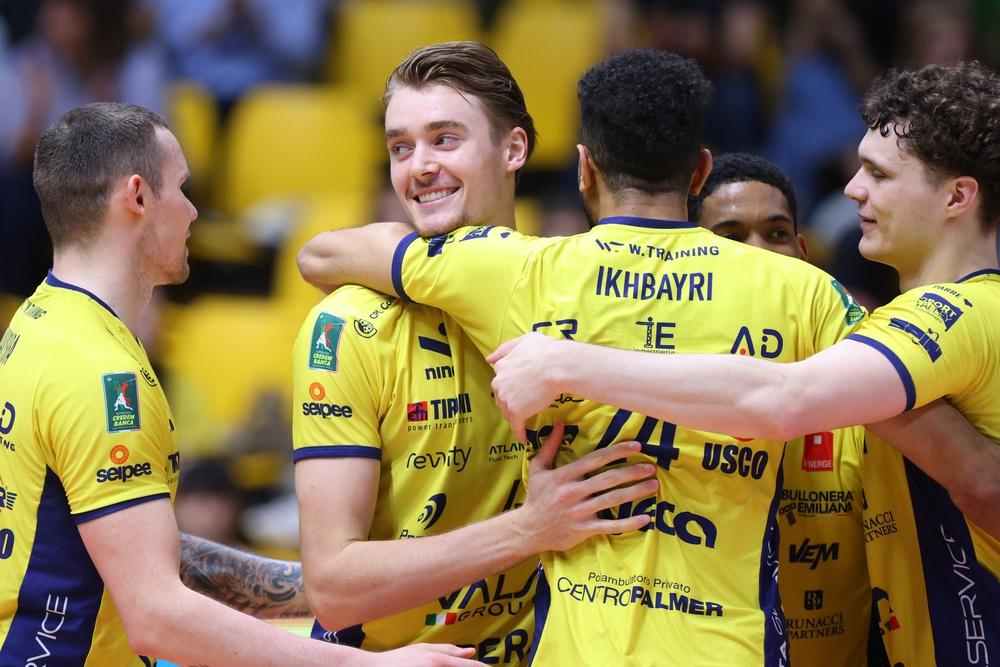 
	Sil Meijs abbraccia Ikhbayri in giallobl&ugrave; (Foto: Modena Volley)


