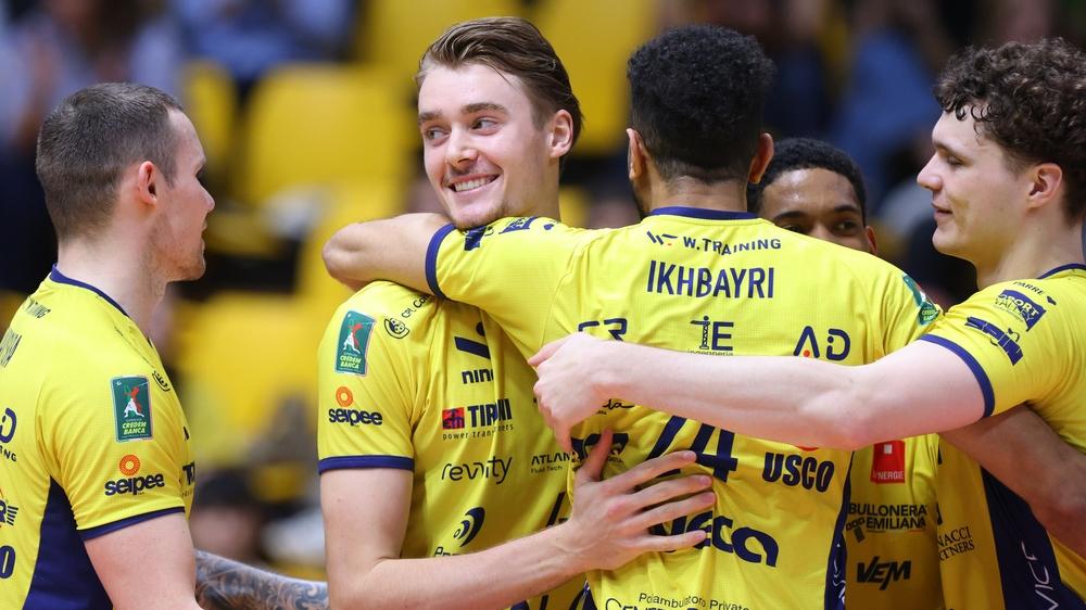 Sil Meijs abbraccia Ikhbayri in gialloblù (Foto: Modena Volley)